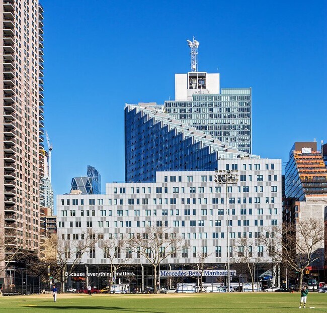 Building Photo - 550 W 54th St
