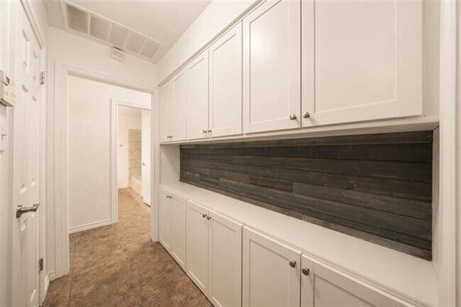 Building Photo - Lovely Eastside Home