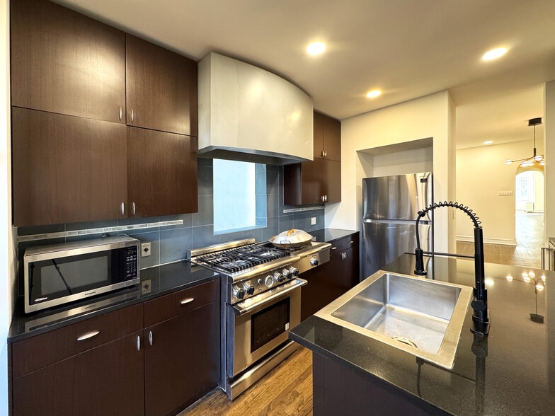 Building Photo - 1406 W Thorndale Ave