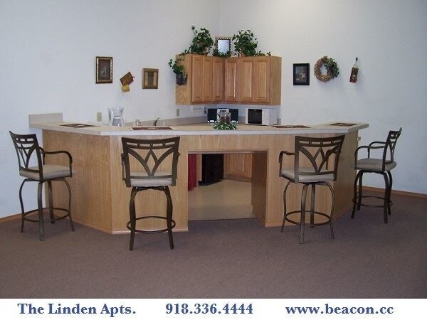 Building Photo - 812 E 8th St