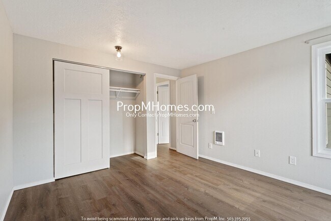 Building Photo - Beautiful Condo Living in the Heart of Tua...