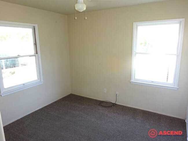 Building Photo - Cute 3 Bedroom Home!