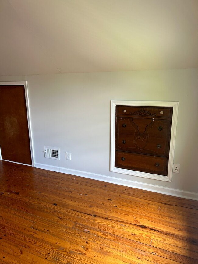 Building Photo - AVAILABLE MID-JUNE!