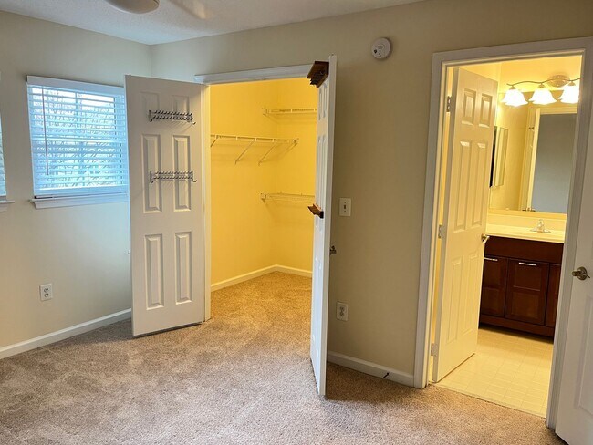 Building Photo - Beautiful 2 bed/2 bath condo in Reston...walk to RESTON TOWN CENTER!!