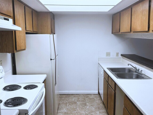 Building Photo - 2820 S Bartell Dr