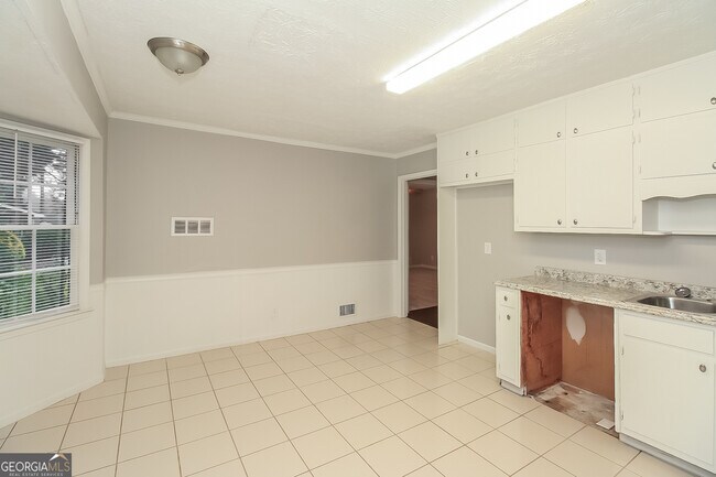 Building Photo - 3103 Skyland Dr