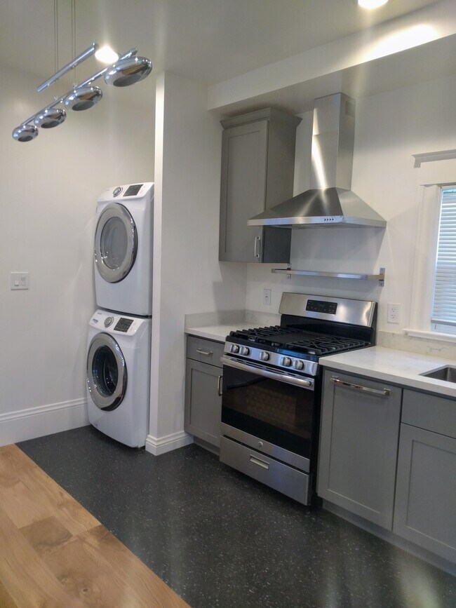 Building Photo - 678 Aileen St