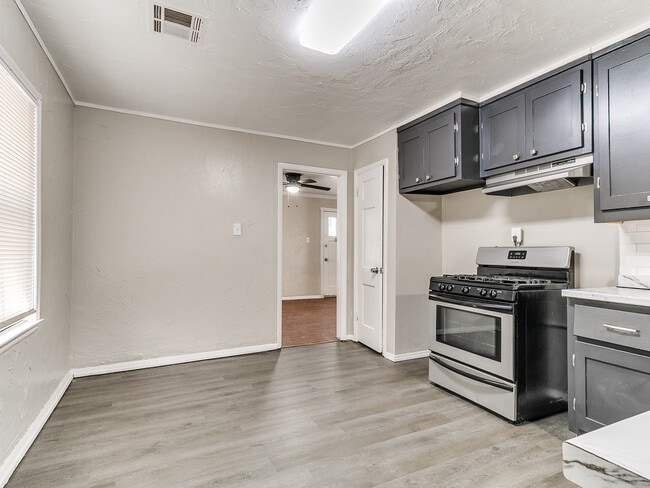 Building Photo - 220 E Jacobs Dr