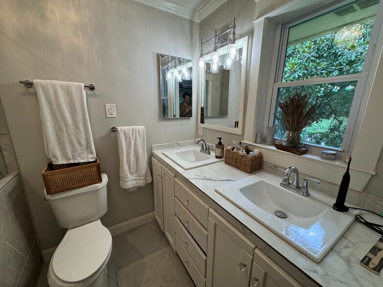 Building Photo - Room in Duplex on Eastridge Rd SW