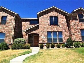 Building Photo - 3 Bed 2.5 Bath Townhome Located In The Vil...