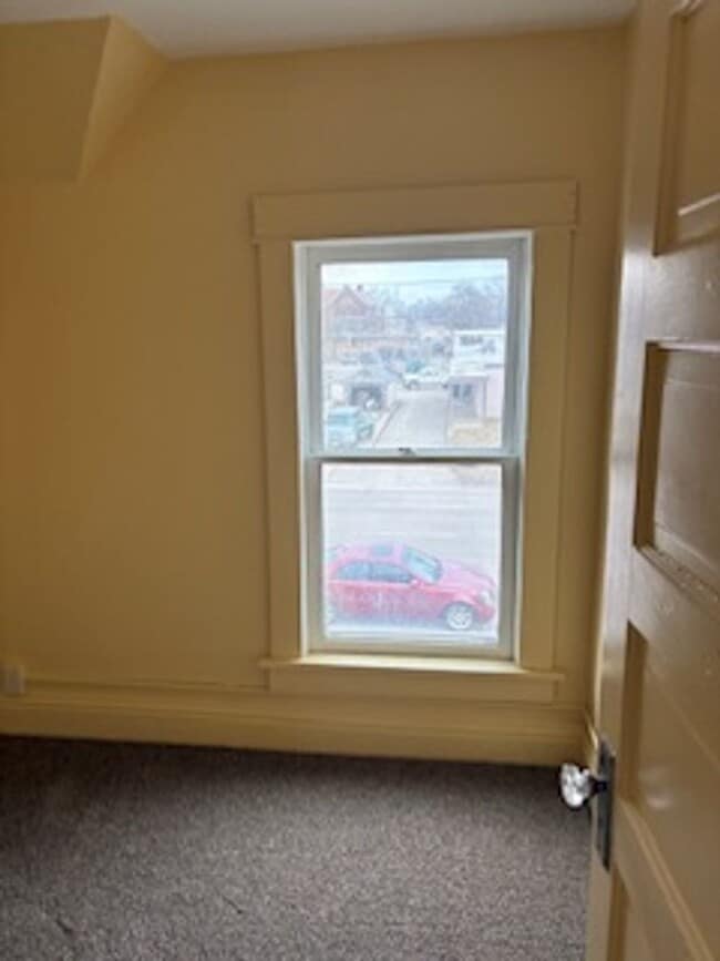 Building Photo - 3 BR house, garage, fenced yard