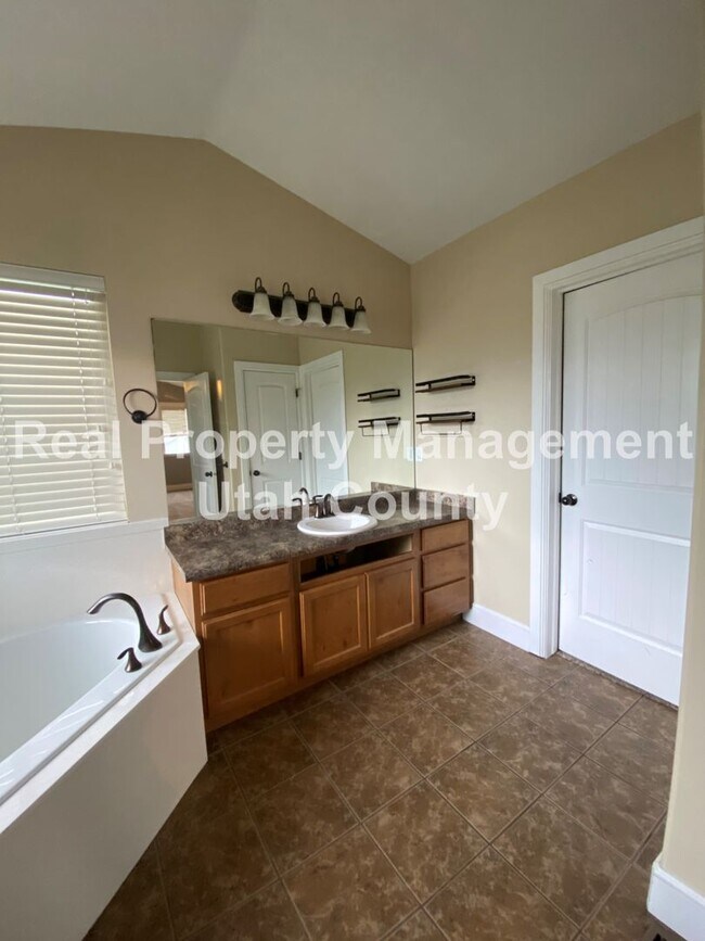 Building Photo - Beautiful 4 Bedroom home in Lehi