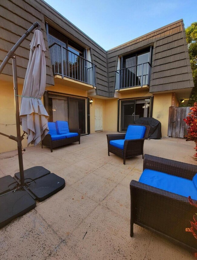 Building Photo - 727 7th Way