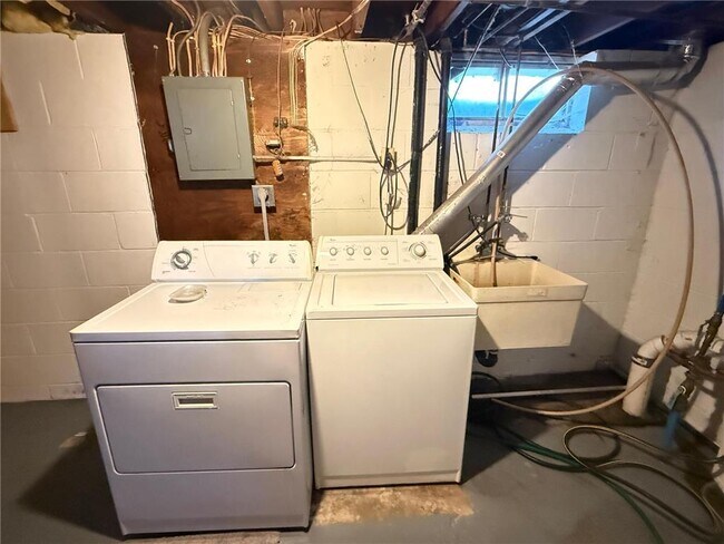 Building Photo - 415 Belle Aire Dr