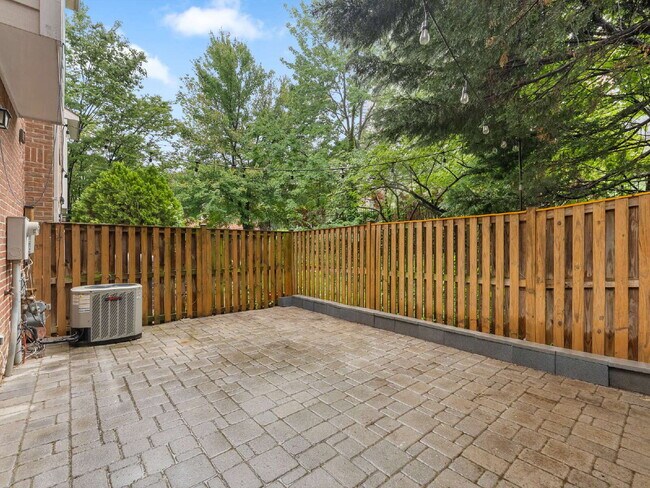 Building Photo - "Spacious 3-Bedroom Townhouse Retreat with...