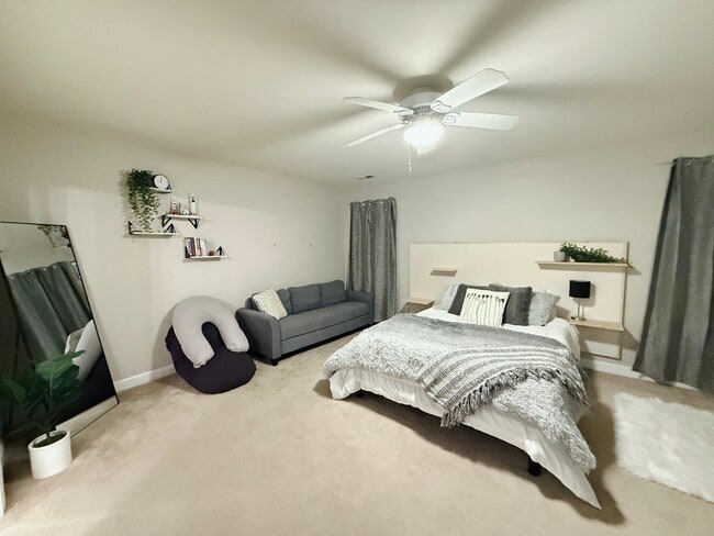 Building Photo - Spacious 2-Bedroom Townhome in Amenity-Ric...