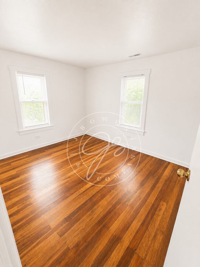 Building Photo - Updated West Toledo Upper unit! 2 Bedroom – Water Included!