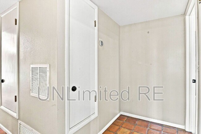 Building Photo - 2700 W Lynette Dr