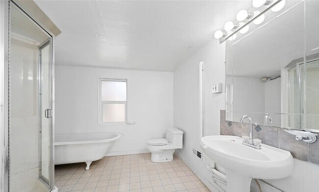 Building Photo - Charming Craftsman Rental in a Prime Bellingham Location