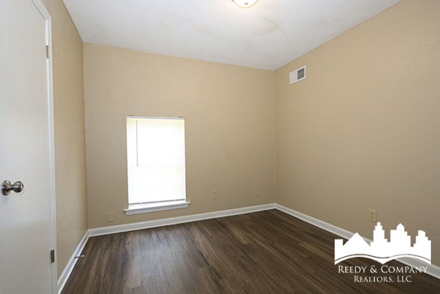 Building Photo - 3095 Normandy Dr