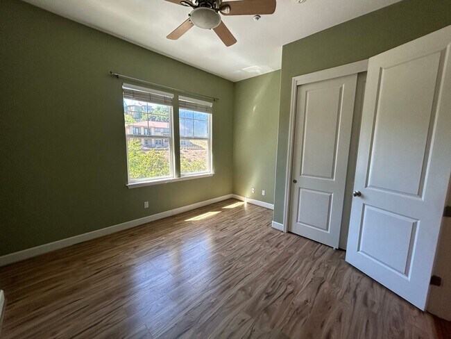 Building Photo - Luxurious and Spacious 5 Bedroom in Gilroy