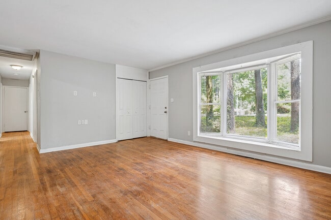Building Photo - 582 Boyds Dr SE
