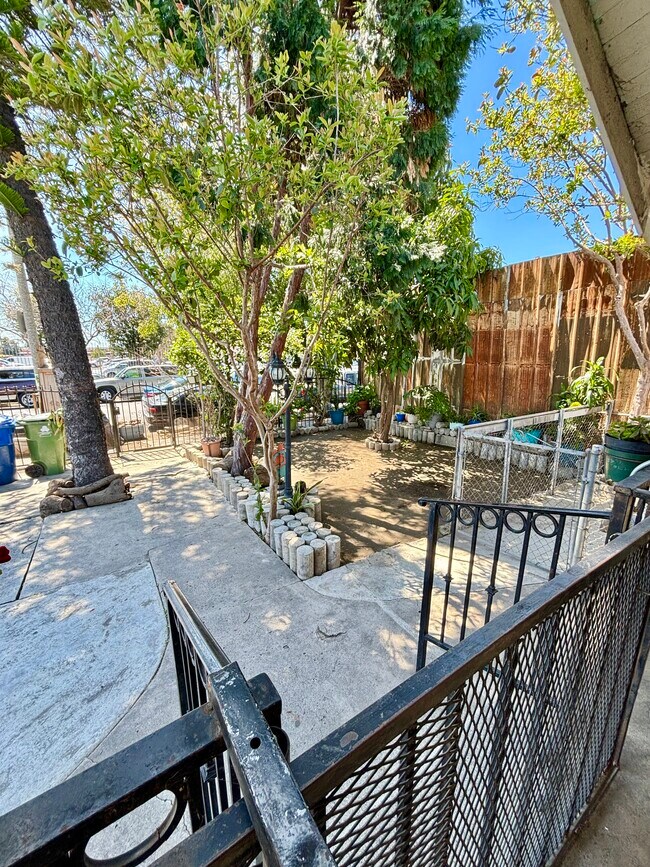 Building Photo - 1851 E 43rd St