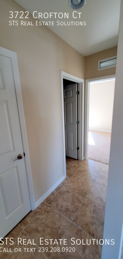 Building Photo - 4 Bedroom, 3 Full Bathrooms Townhouse in C...