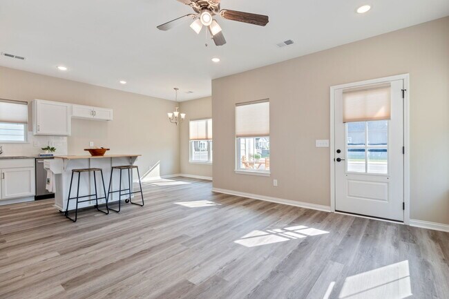 Building Photo - 867 Rosemary Ln