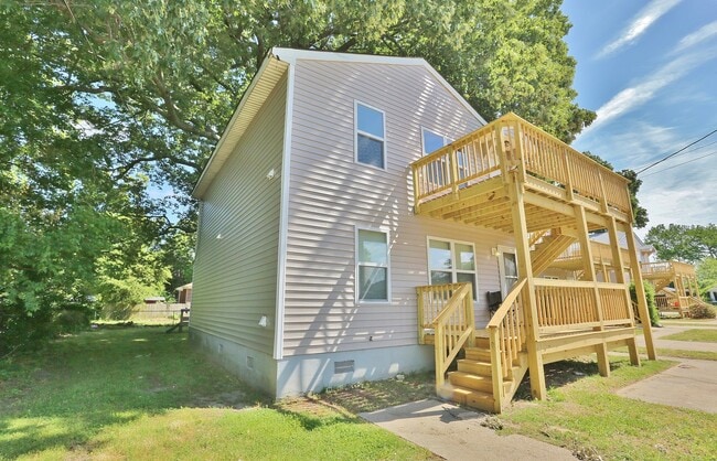 Building Photo - UPDATED & READY 07-14-25! 2-Bedroom 2nd Fl...