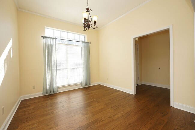 Building Photo - Shalimar Location