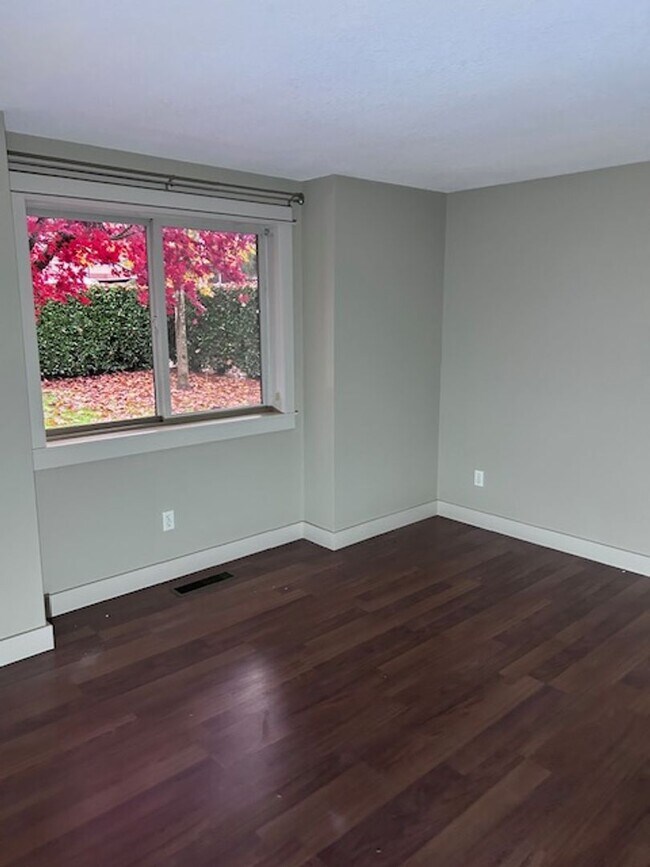 Building Photo - Burnt Bridge Creek 4 bedroom- Single Level