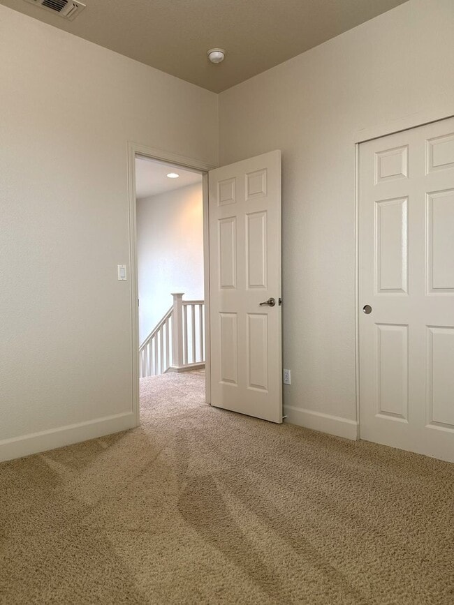 Building Photo - Pleasing 5/2 near college and UC