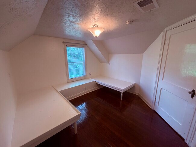 Building Photo - 212 W Hunnicutt Ave