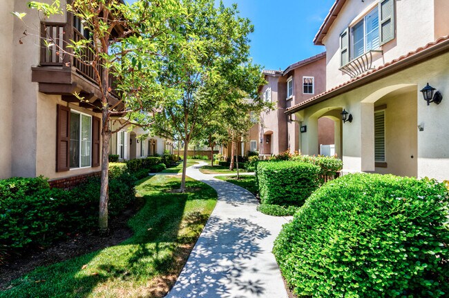 Building Photo - 2 Master Suites - 2 car garage - Townhome