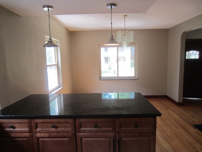 Building Photo - Updated 3 Bed 2 Bath Home