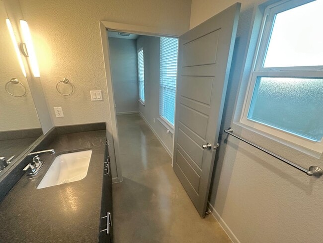 Building Photo - AVAILABLE NOW!