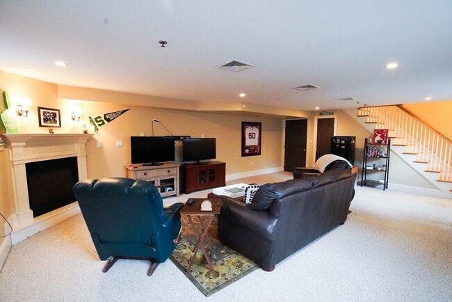 Building Photo - 95 Dix St