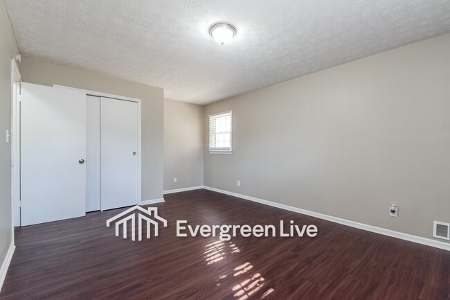 Building Photo - 195 Southmoor Cir