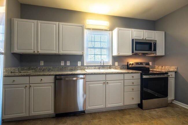 Building Photo - Cute home in Burlington with a fenced in b...