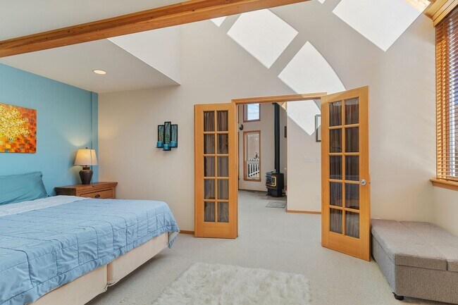 Building Photo - Luxurious Fully Furnished 3-Bedroom, 4-Bat...