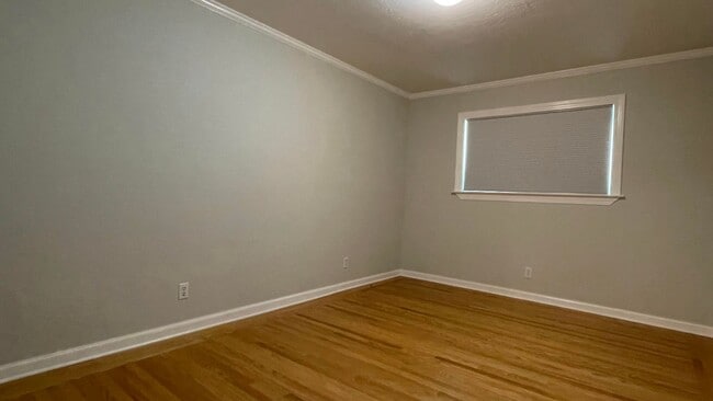 Building Photo - 3BD/2BA Single-Family Home with Attached Garage, Hardwood Floors, Washer/Dryer Included - Pets We...