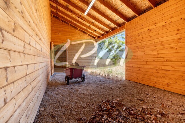 Building Photo - Spacious 3-Bedroom Home on 4.5 Acres – Pos...