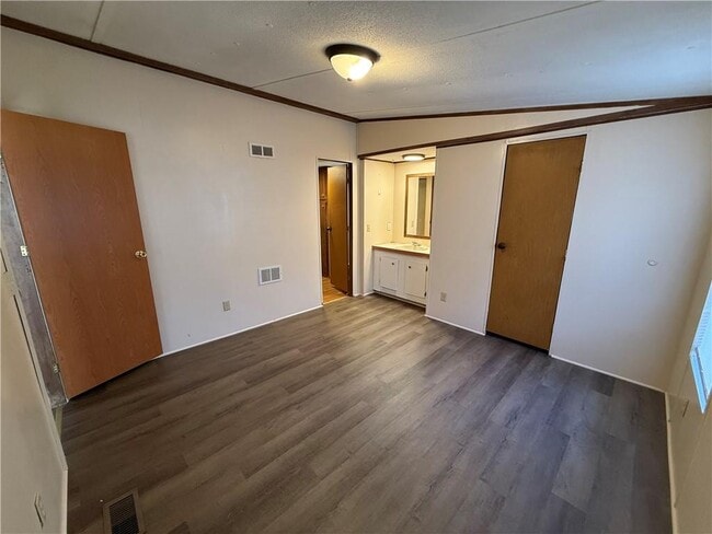 Building Photo - 15 Elza Dr