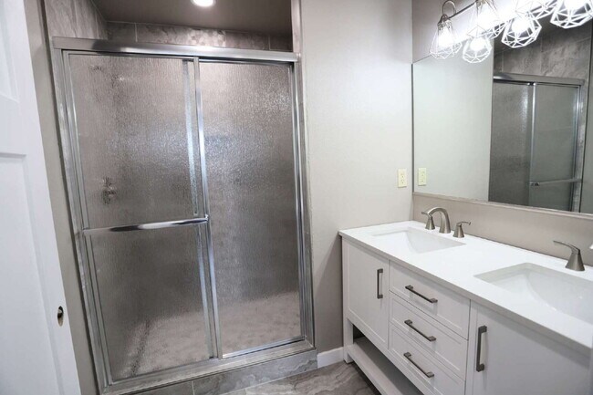 Building Photo - Beautifully Updated Split-Level Home with ...