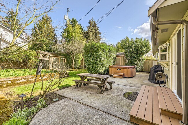 Building Photo - Charming Seattle Home in Seattle's Wedgwood Neighborhood - Furnished