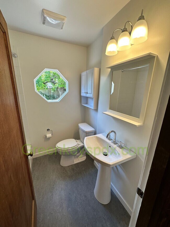 Building Photo - Gorgeous Pet-Friendly 3 Bedroom 1 Bath House