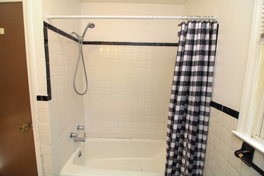 Building Photo - 228 Aurora Dr