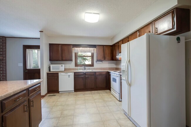 Building Photo - 702 W 6th Ave