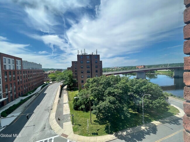 Building Photo - 155 River St